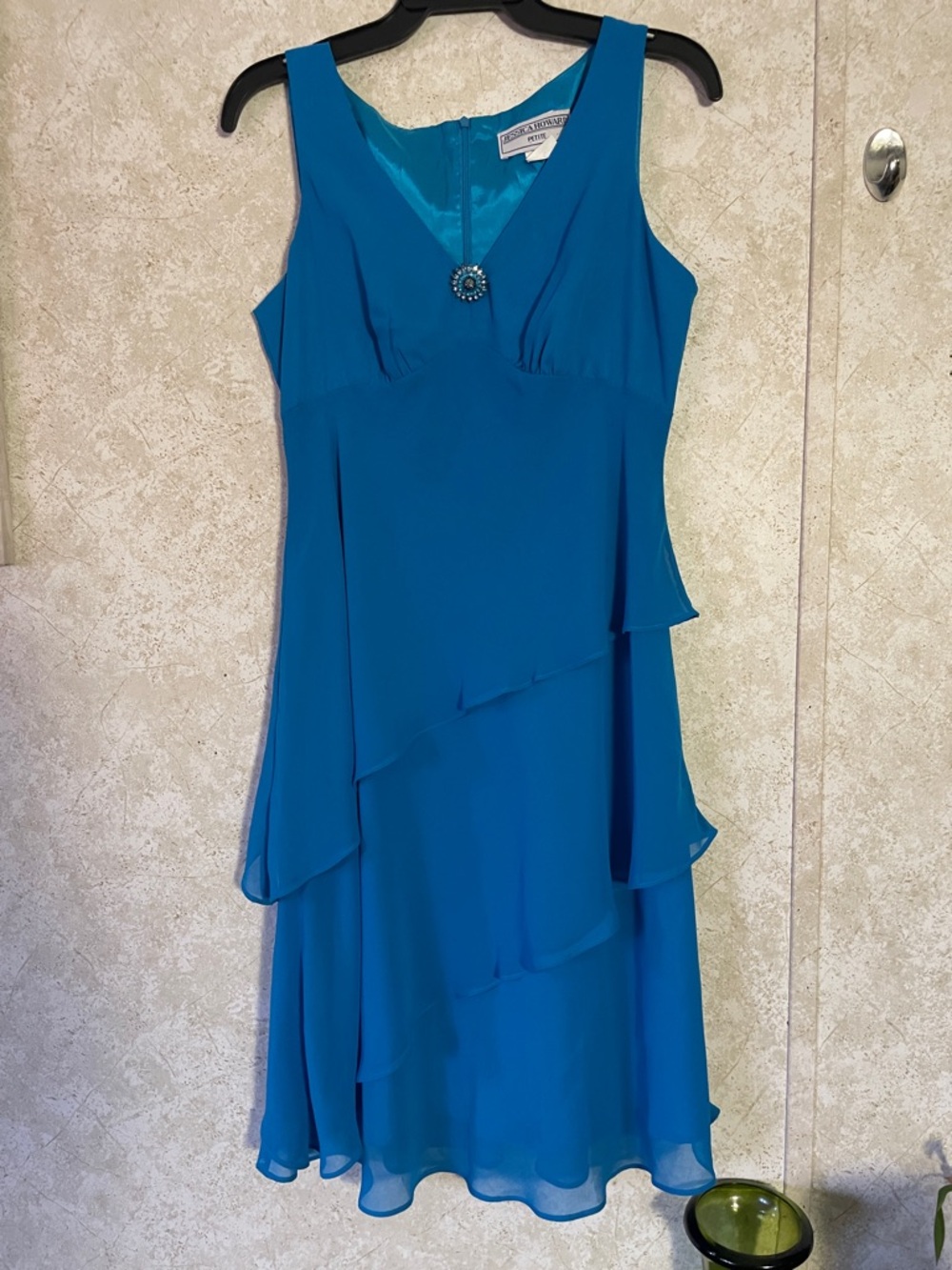 Jessica Howard Teal Blue Sleeveless Midi Dress with Brooch Accent